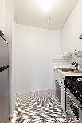 4th image of 127 4th Ave APT 2H