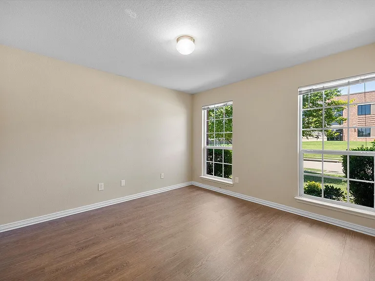 1100 Camelot Dr — Photo 8