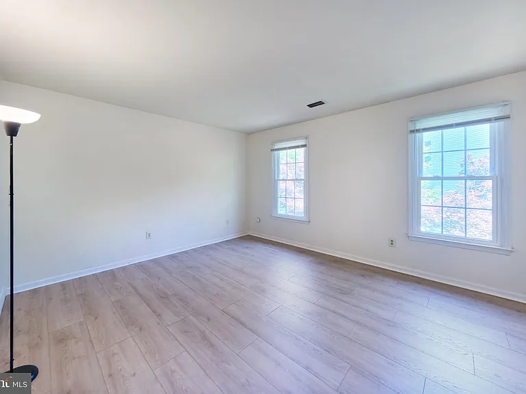 8508 Silverdale Rd — Photo 33