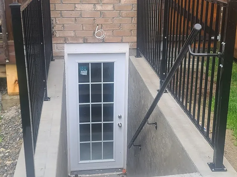23 Terry Cres — Photo 2