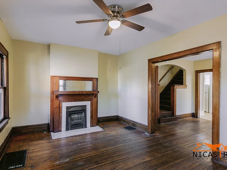 1638 Indianola Ave — Photo 2