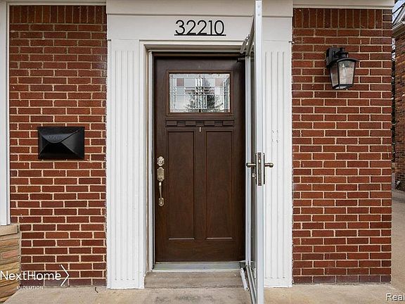 4th image of 32210 W Chicago St