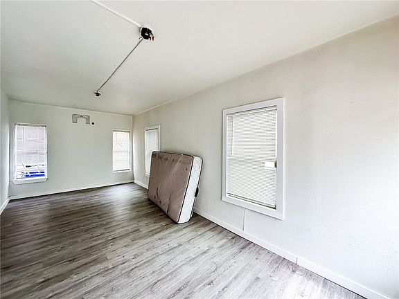 3rd image of 519 S Carancahua St