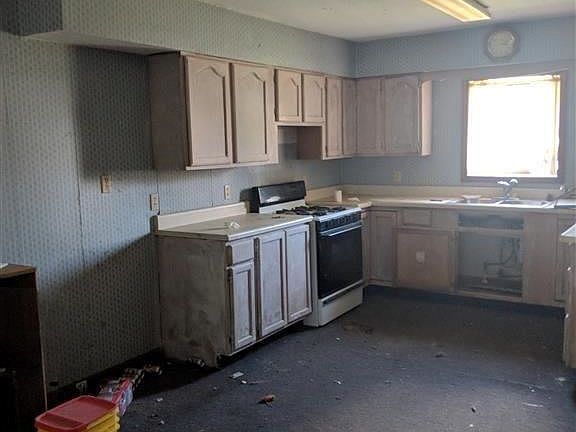 3rd image of 214 Shelby St