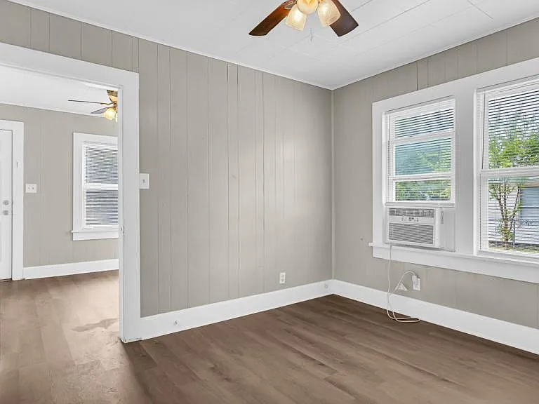 203 3rd Ave NW — Photo 8