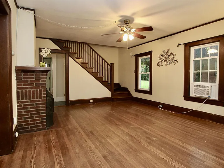 1044 N Main St — Photo 2