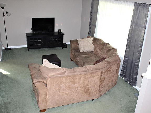 4th image of 798 Carriage Hill Ln