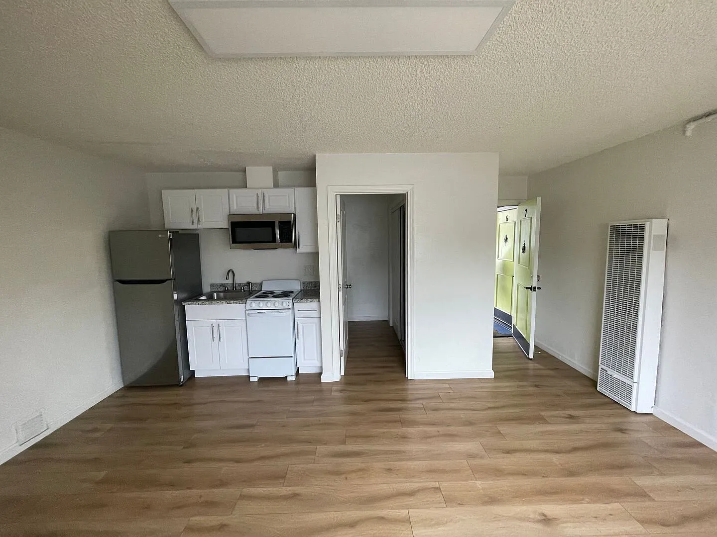 Remodeled Studio 4 Blocks from the Lake! — Photo 3