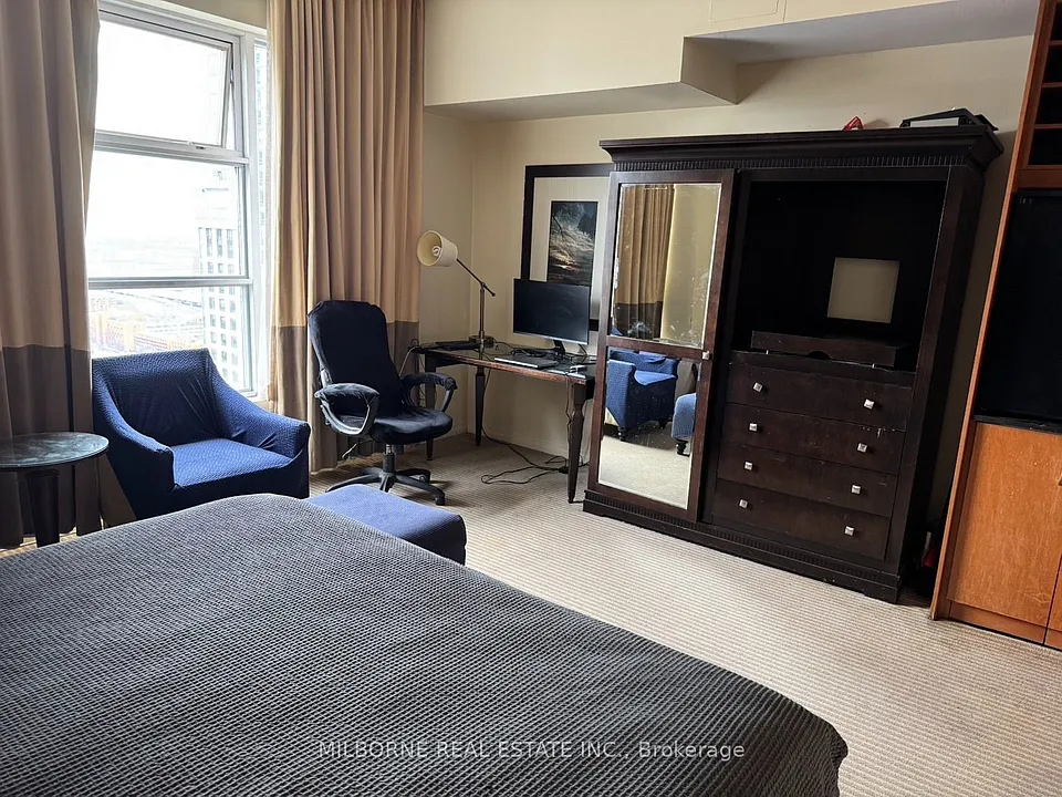 1 King St W #3005