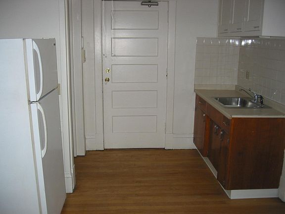 2nd image of 657 Grand Ave #4