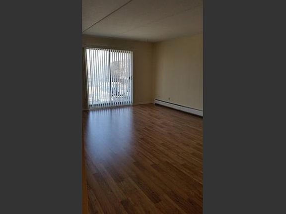 4th image of 281 Shorewood Dr APT 1C