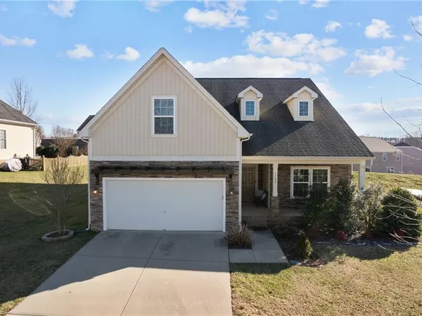 1722 Pinnacle Oaks Dr, Rural Hall, NC 27045