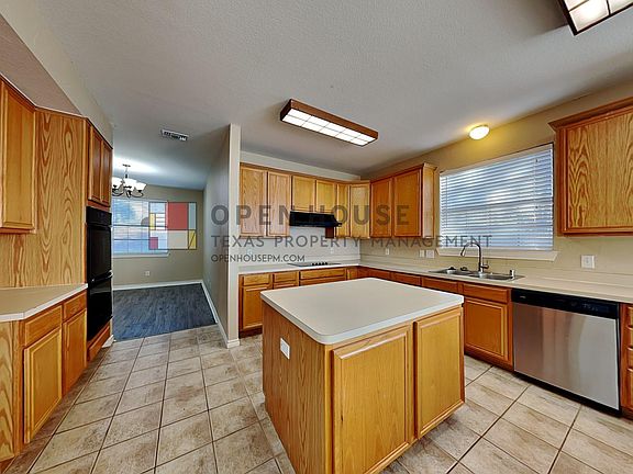 5th image of 10181 Camelot Dr