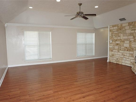 3rd image of 2327 Busch Dr