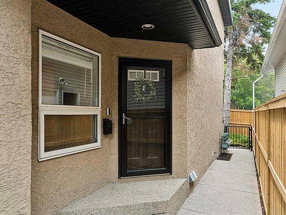 3rd image of 423 N 13th Ave NE #2