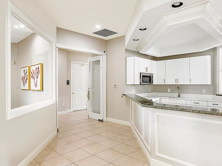 Club Lake Pointe Apartments — Photo 19