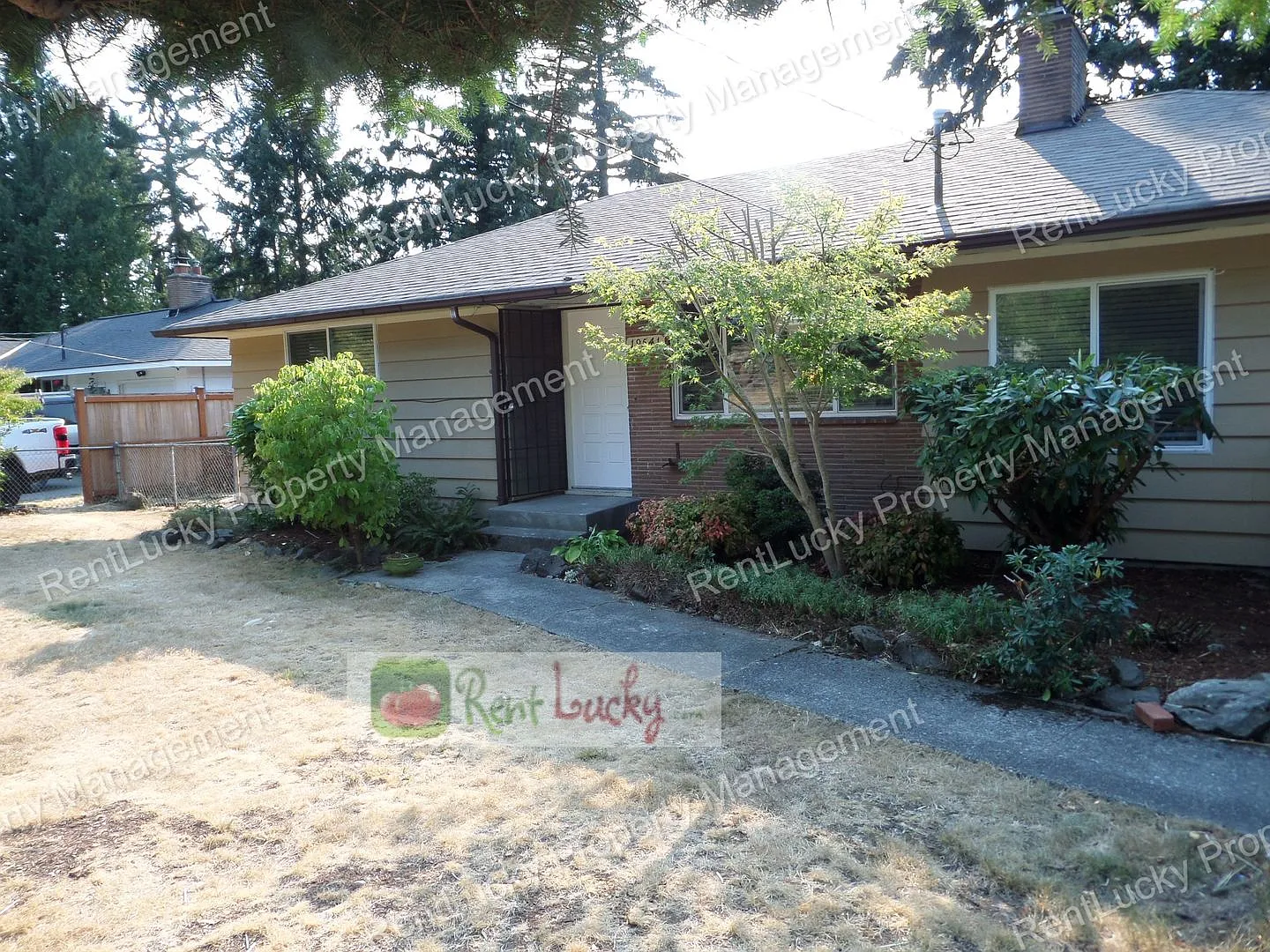 Beautiful! Unique & Freshly Updated 3-Bedroom Rambler In Great Des Moines Location!! — Photo 2