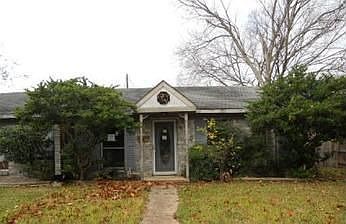 1st image of 415 Huisache St