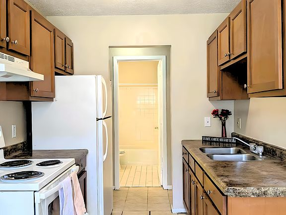 2nd image of 1077 Van Dyke St #106