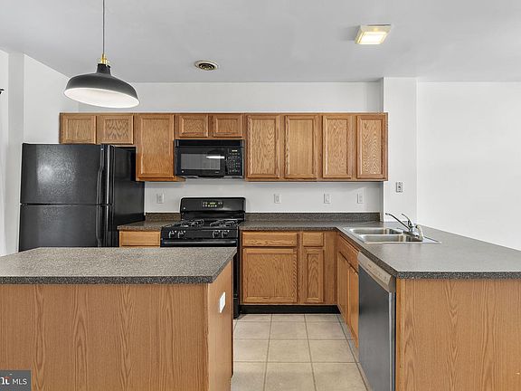 5th image of 520 Saint Mary St
