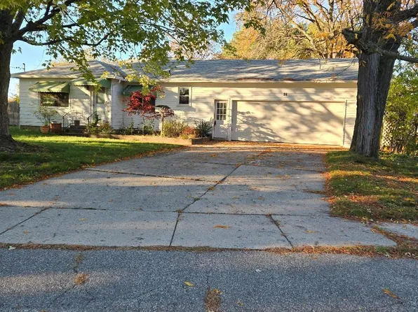 45 Daniel St SE, Kentwood, MI 49548