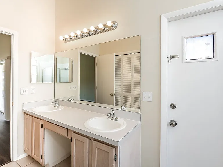 2640 Rolling Broak Dr — Photo 11