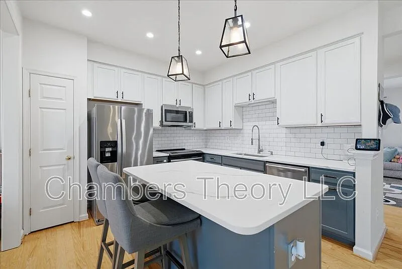 3 bed, 3.0 bath, 1660 sqft, $3,200 — Photo 4