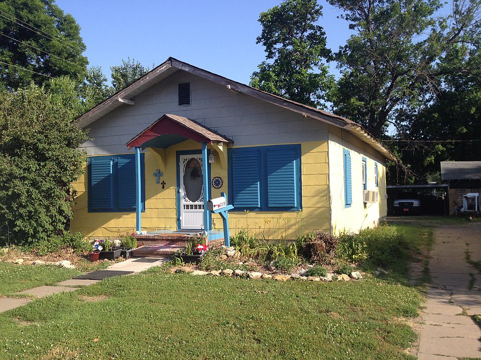 1st image of 215 W 9th St