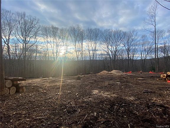 2nd image of 11 Whippoorwill Ln