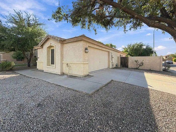 3 bed, 2.0 bath, 1860 sqft, $2,500 — Photo 2