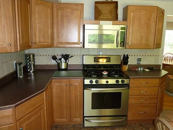3rd image of 6 Ashwood Dr