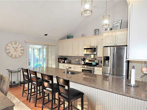2nd image of 58 Hewitt Blvd