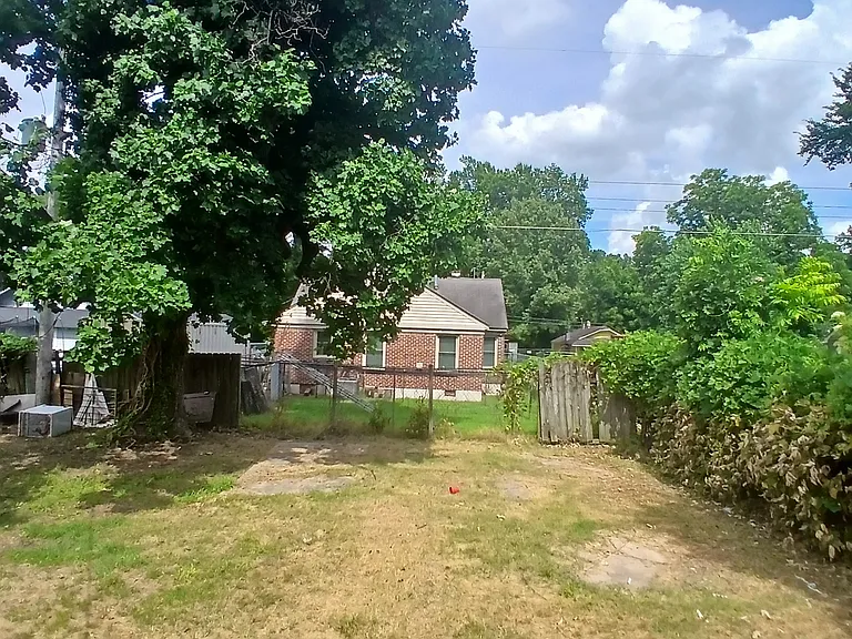 726 Kent St — Photo 3