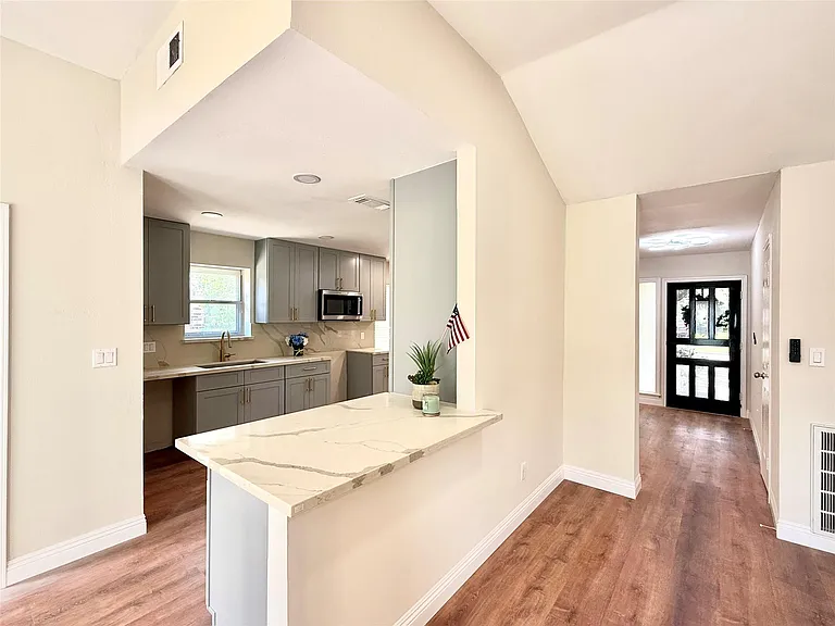 8911 Hendon Ln — Photo 7