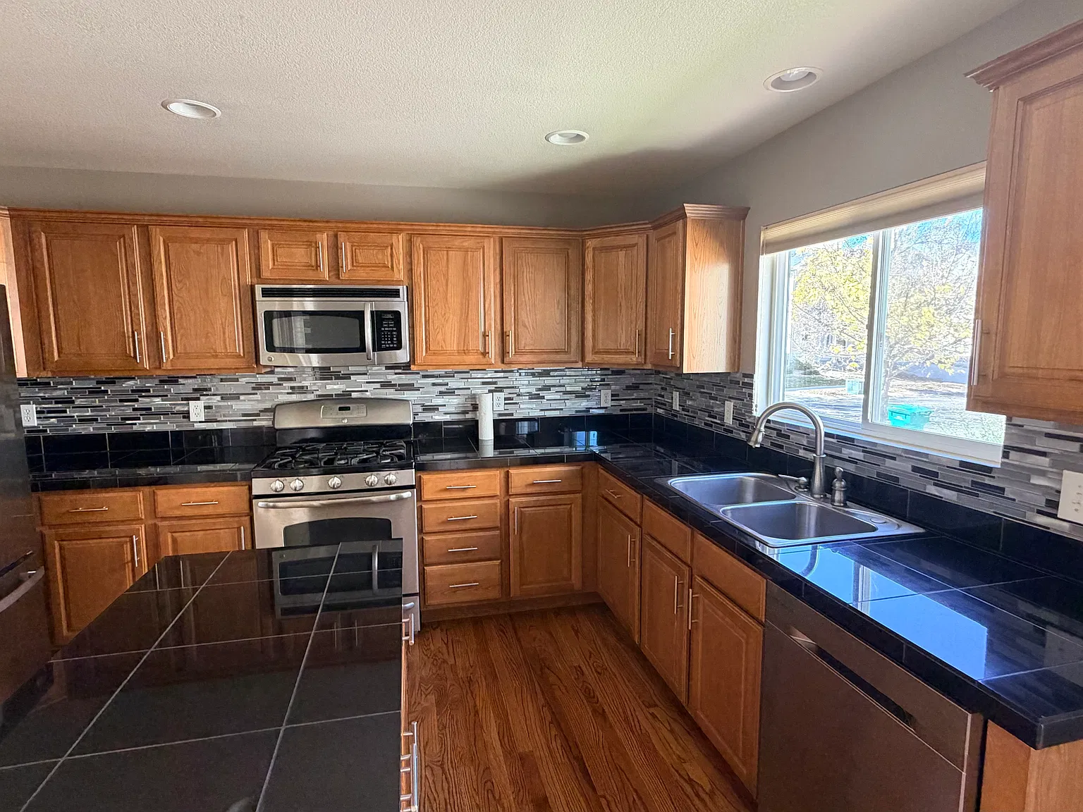 3 bed, 1640 sqft, $2,250 — Photo 2