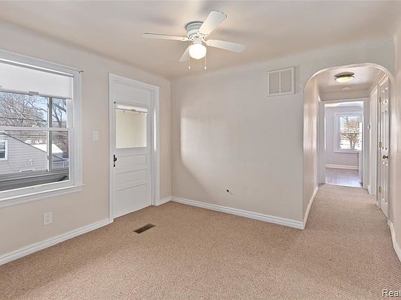 4th image of 458 W Bernhard Ave #2