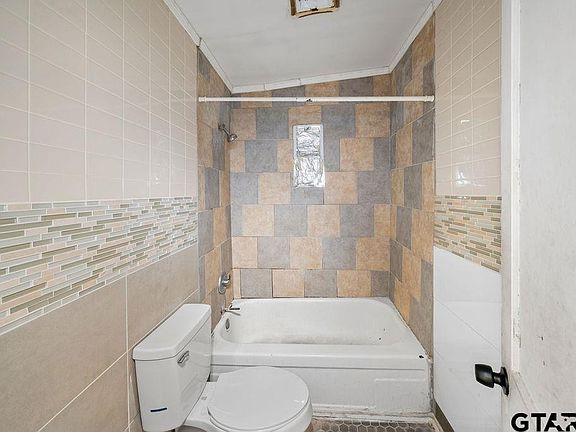 5th image of 118 S Beverly Ave