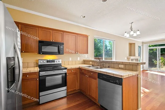 3 bed, 2.5 bath, 1633 sqft, $2,695 — Photo 3