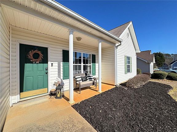 2nd image of 802 Hampton Way