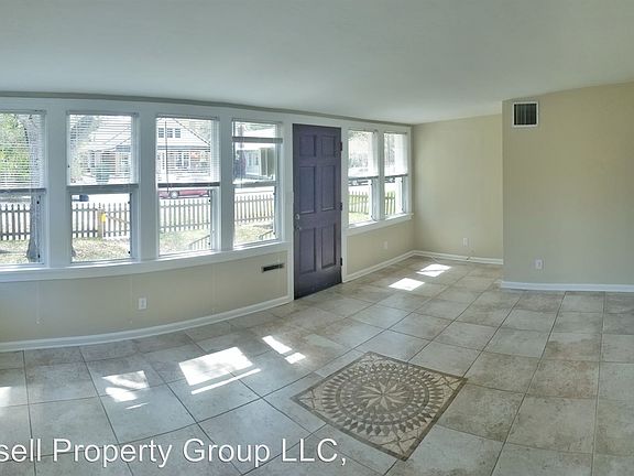 3rd image of 925 25th Ave N