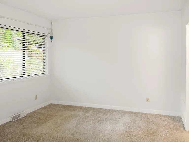 124 Blithe Ct — Photo 13