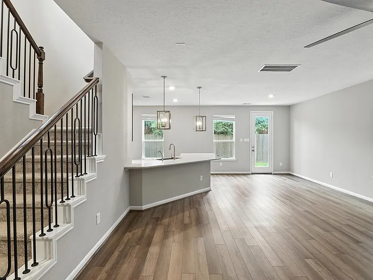 8618 Cedar Plains Ln — Photo 4