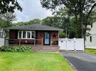 25 Walter St, Holbrook, NY 11741