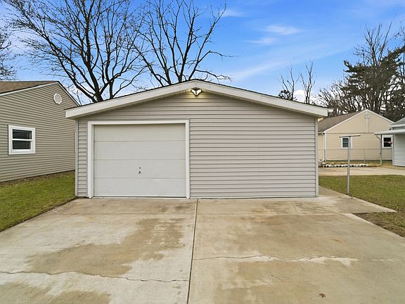 2nd image of 1115 Springland Ave
