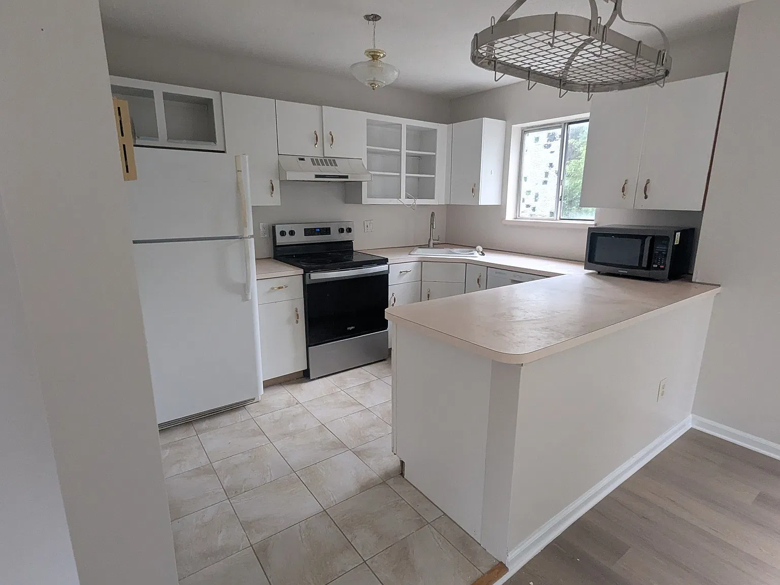 2 bed, 1.5 bath, 1330 sqft, $2,500 — Photo 4
