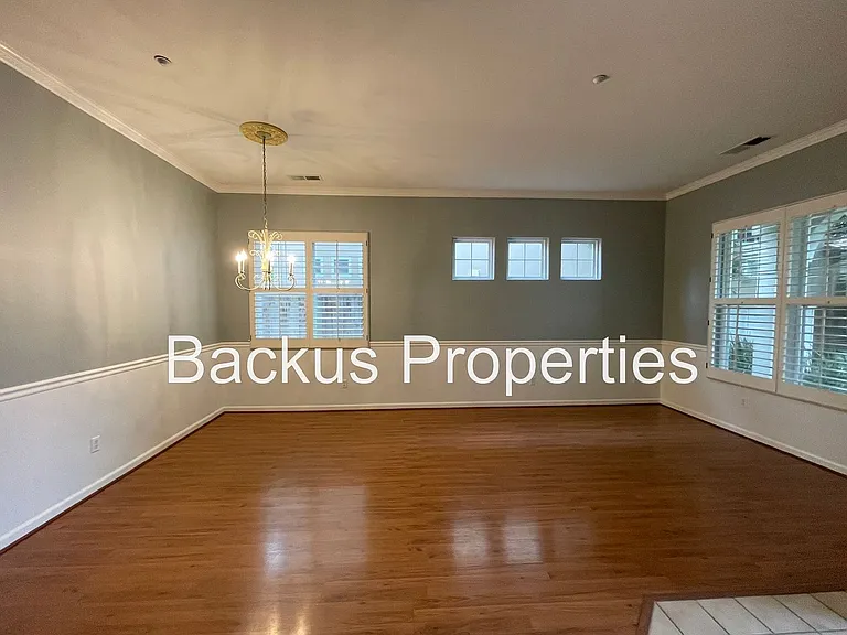 10 Elizabeth Cir — Photo 3