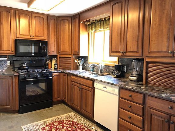 3rd image of 749 Lakewood Ln