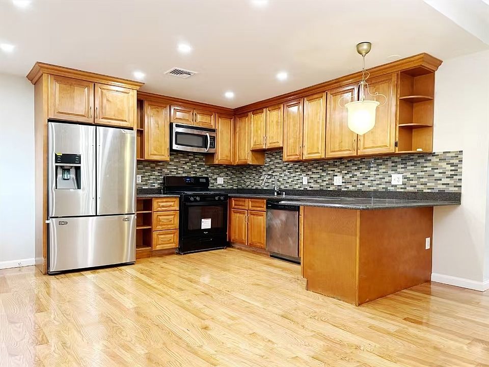 1st image of 90 George St #90