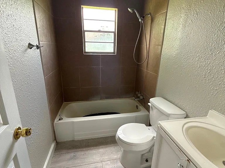 901 N Arcola St — Photo 6