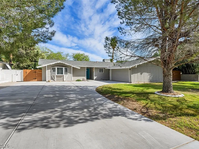 2324 Laurie Dr — Photo 1